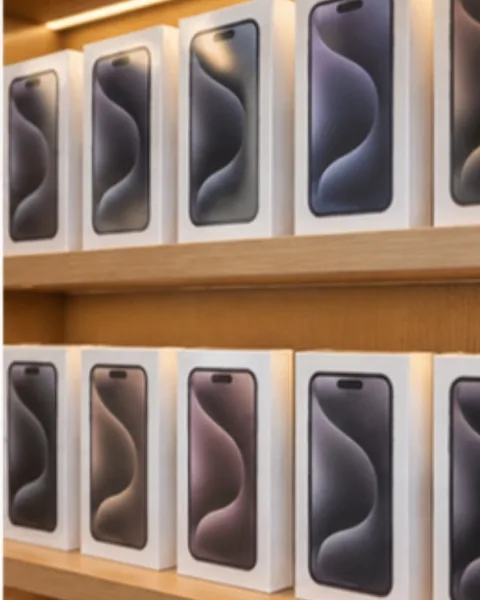 Prateleira com caixas de celulares lacrados